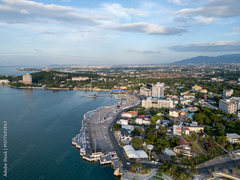 Fototapeta premium 태국 방센 워킹스트리트 근처의 바닷가 미완성 건물