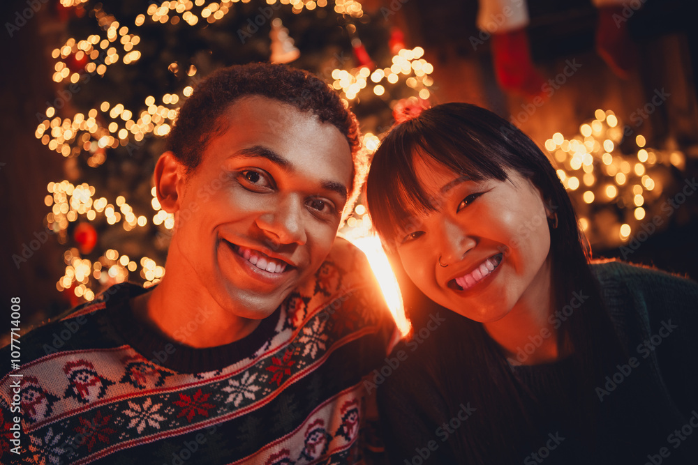 Photo of cute young couple cheerful smile dressed christmas outfit home party decoration interior room Photo of cute young couple cheerful smile dressed christmas outfit home party decoration interior room