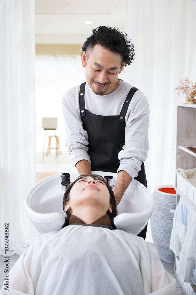 美容室で洗髪や髪の毛をトリートメントするところのヘアケアの縦 美容室で洗髪や髪の毛をトリートメントするところのヘアケアの縦