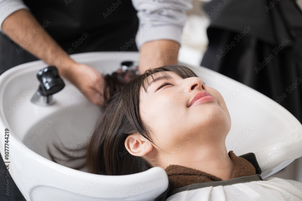 美容室で洗髪や髪の毛をトリートメントするところのヘアケアのクローズアップ 美容室で洗髪や髪の毛をトリートメントするところのヘアケアのクローズアップ