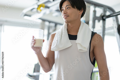 プロテインを飲む男性