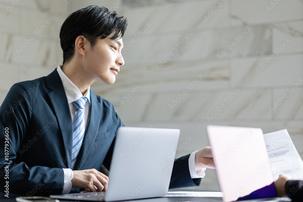 仕事をするビジネスマン