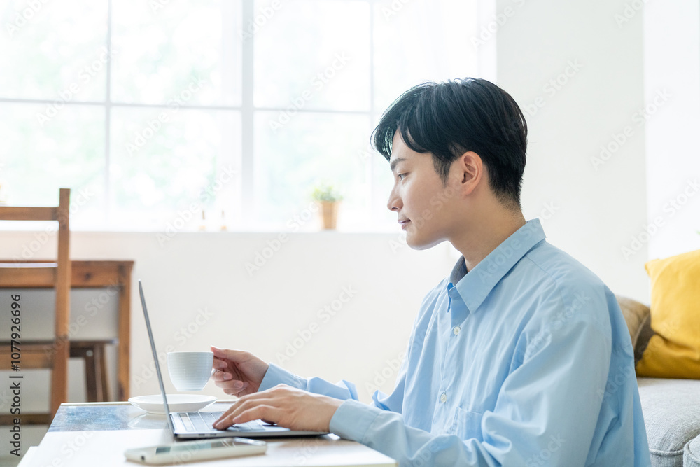 リモートワークをする男性 リモートワークをする男性