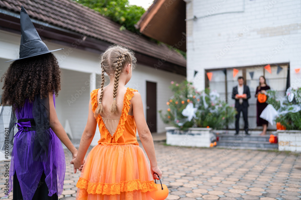 Naklejka premium Multiracial children celebrating Halloween party together in house.