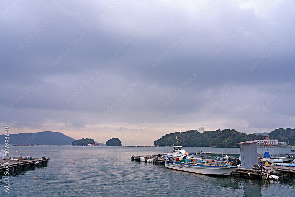 Fototapeta premium 漁船と重い雲の空