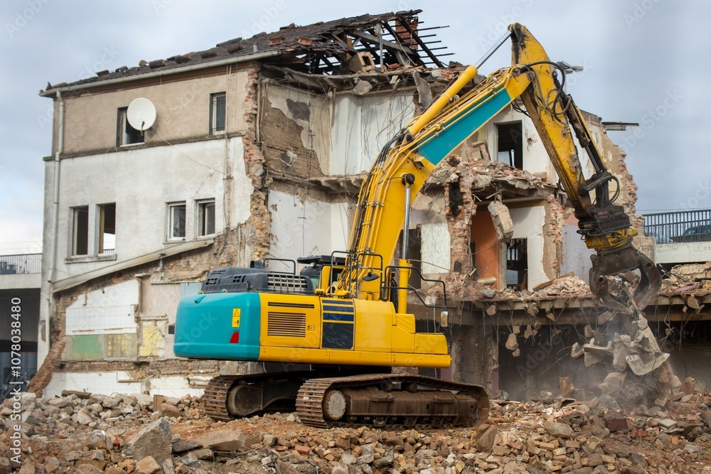 Hausabriss, Abriss-Bagger im Einsatz Hausabriss, Abriss-Bagger im Einsatz