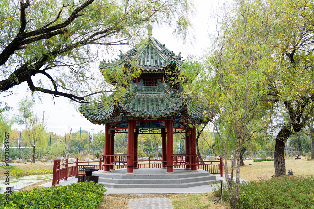 Obraz premium Chinese traditional architectural pavilion in the park