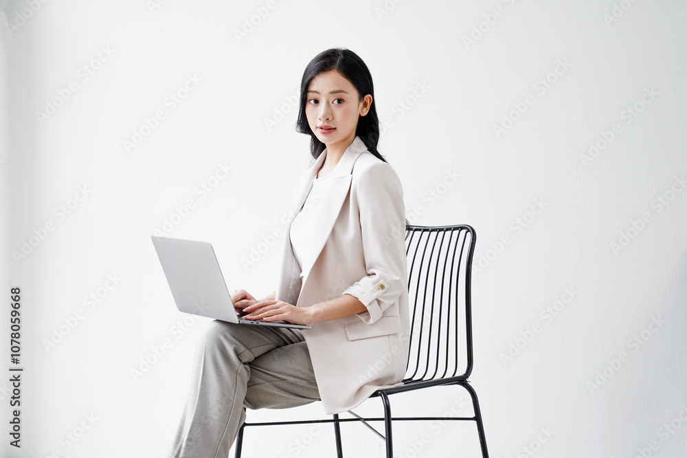 オフィスで働く美しい若い女性 オフィスで働く美しい若い女性