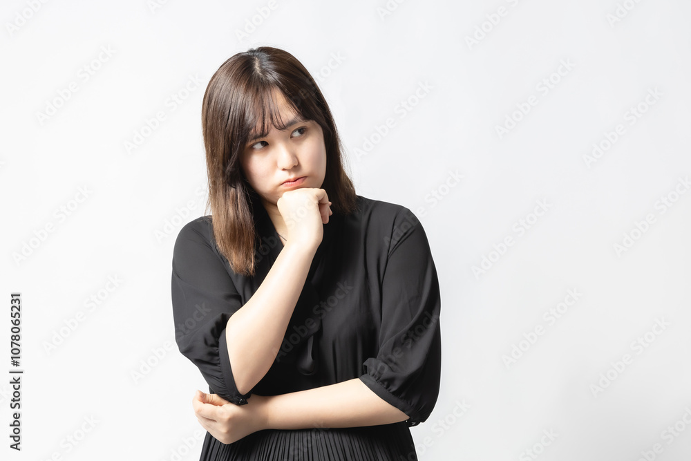 考える黒い服の女性 考える黒い服の女性