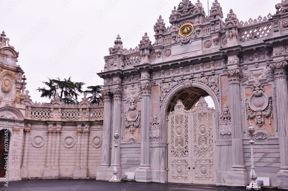 Obraz premium Gate of Dolmabahce Palace in Istanbul, Turkey