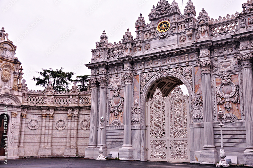 Fototapeta premium Gate of Dolmabahce Palace in Istanbul, Turkey