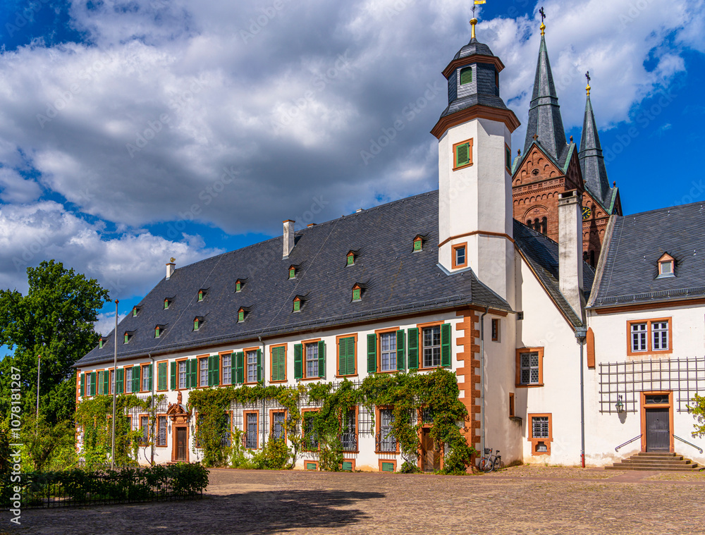 Einhard-Basilika St. Marcellinus und Petrus mit der Klosteranlage und dem Barockgarten, Seligenstadt, Hessen, Deutschland