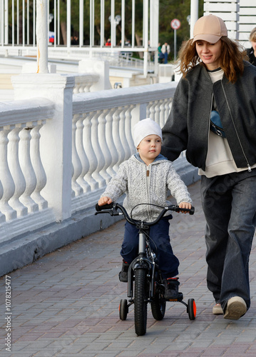 Obraz na płótnie baby on a bike w salonie