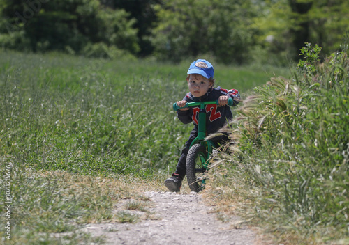 Obraz na płótnie baby on balance bike w salonie