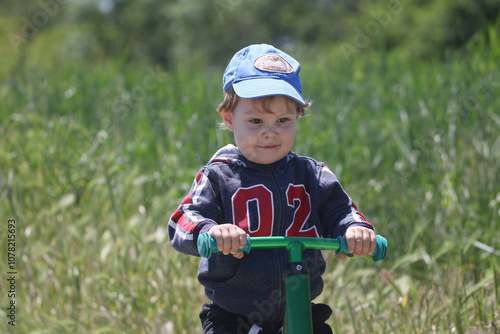 Obraz na płótnie baby on balance bike w salonie