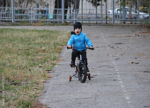 Obraz na płótnie baby on a bike w salonie