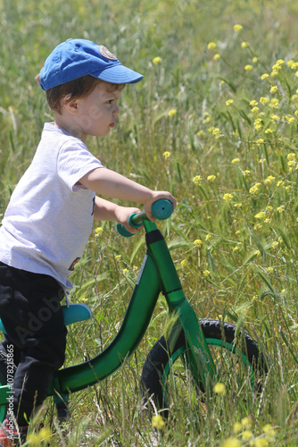 Obraz na płótnie baby on balance bike w salonie