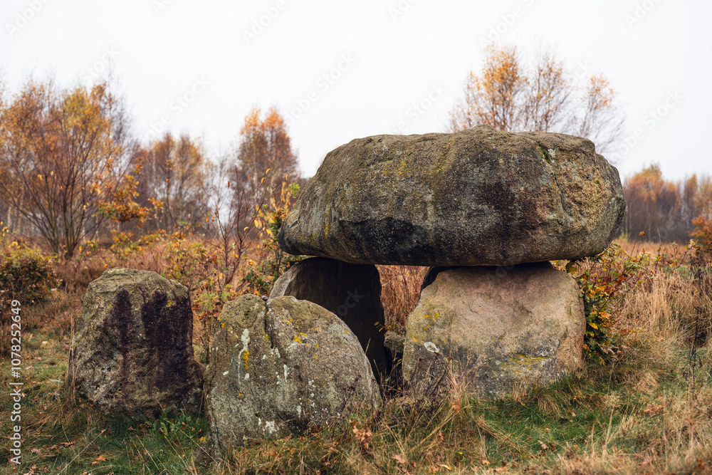 Rekonstruiertes Megalithgrab der Trichterbecherkultur in der Steinahlkenheide bei Oldendorf