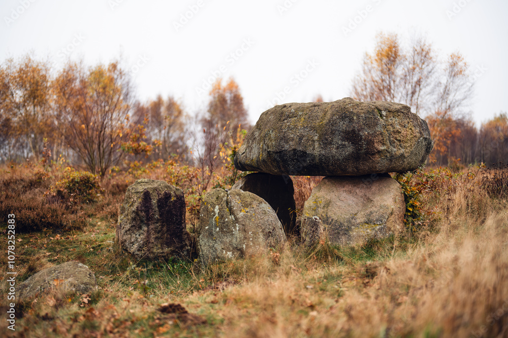 Rekonstruiertes Megalithgrab der Trichterbecherkultur in der Steinahlkenheide bei Oldendorf