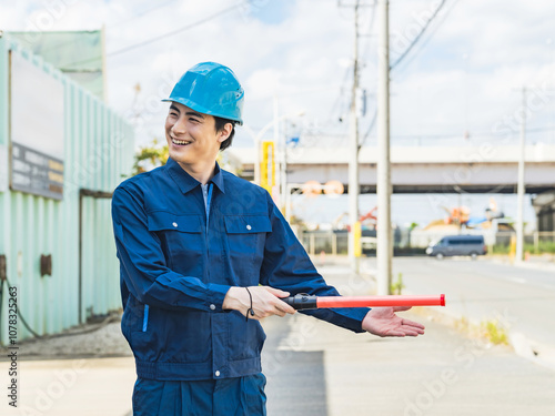 警備員、工場、工事、現場、建設、誘導、安全、交通、警備、作業員、ヘルメット、男性、日本人、案内、誘導灯、指示、笑顔、仕事、通行、整理、アルバイト、スポットワーク、産業、道路、駐車場、セキュリティ、搬入口、車両、迂回、片側通行、一方通行、通行止め、立入禁止、運送業、倉庫、業務、爽やか、やりがい、若い、労働者、作業服、スタッフ、物流、屋外、街、工業地帯、働く、工事中、入口、人物 photo