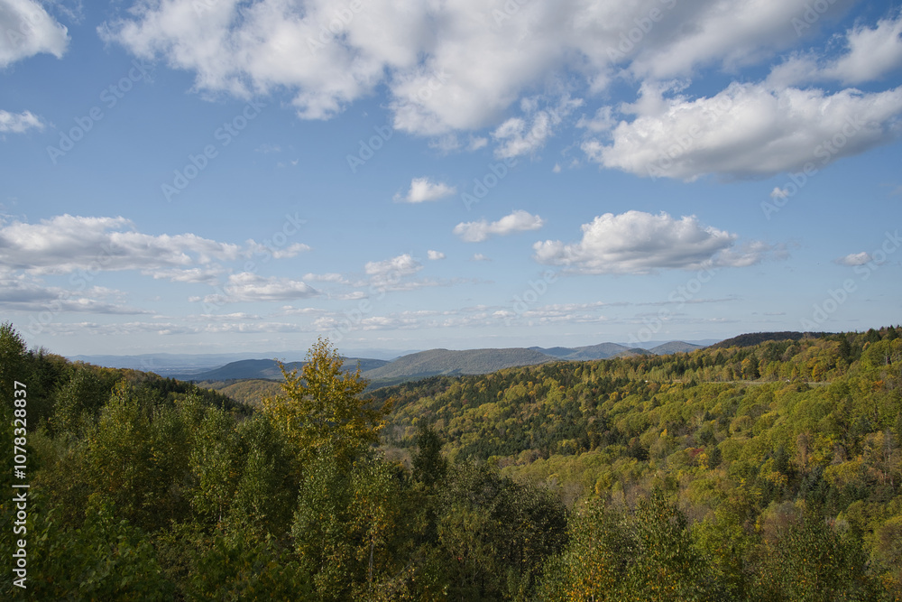 Naklejka premium わずか1か月しか通行することができない道道1116号線の忠別湖チョボチナイゲート先にある絶景ポイント嶺雲橋から撮影した紅葉