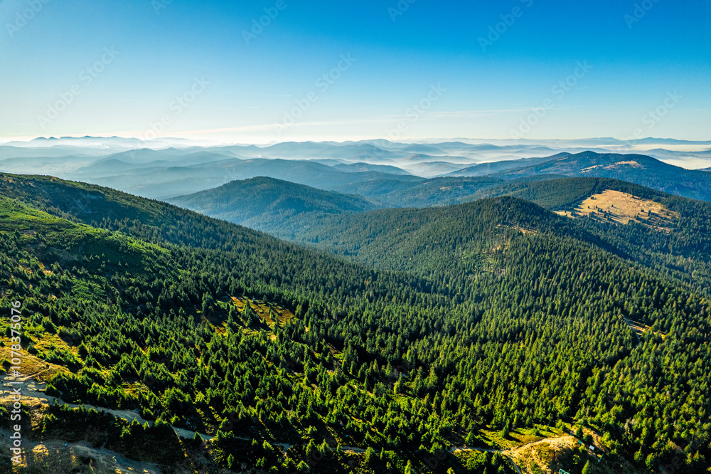 Góry jesienią w Polsce, Beskid Żywiecki, panorama z lotu ptaka z Pilska.