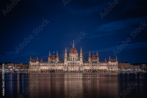 Obraz na płótnie Budapest, Hungary - Illuminated Hungarian Parliament building at dusk.