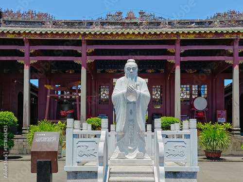 фотографія Confucius statue in Confucian Temple at Wenchang, Hainan, China,