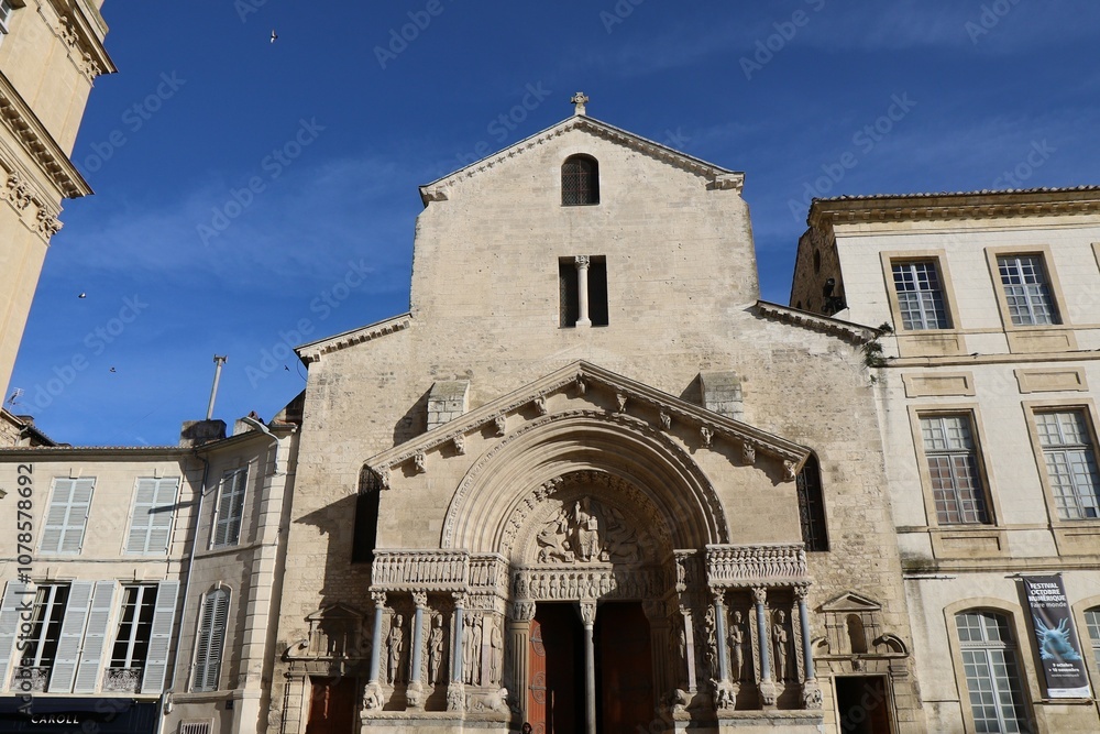 Fototapeta premium La cathédrale Saint-Trophime, ville d'Arles, département des Bouches-du-Rhône, France
