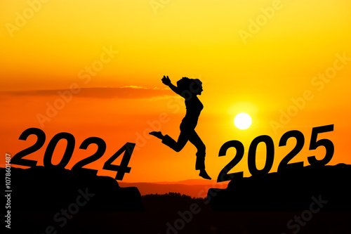 Sprung einer Person ins Jahr 2025 als Silhouette