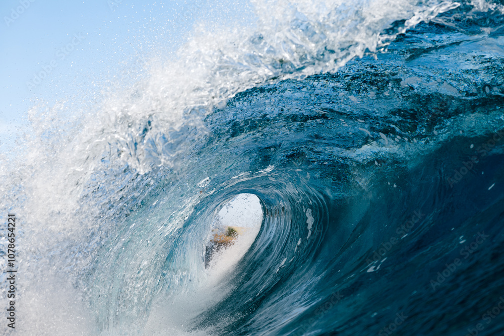 Captivating View of Majestic Ocean Wave Curling Seamlessly Captivating View of Majestic Ocean Wave Curling Seamlessly