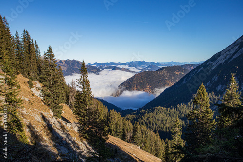 Voralpen Landschaft mit Berggipfeln und Talnebel im Herbst photo