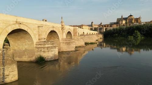 Vista panorâmica da cidade histórica de Córdoba, na Espanha, destacando a icônica Ponte Romana sobre o Rio Guadalquivir.