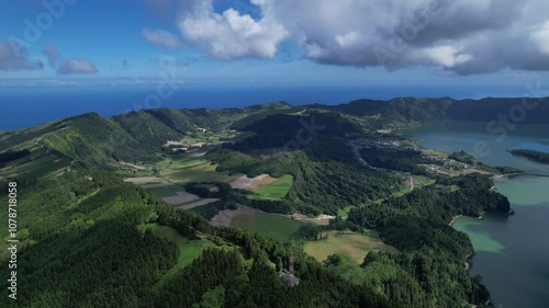 Vista Aérea Deslumbrante da Lagoa das Sete Cidades – Ilha de São Miguel, Açores