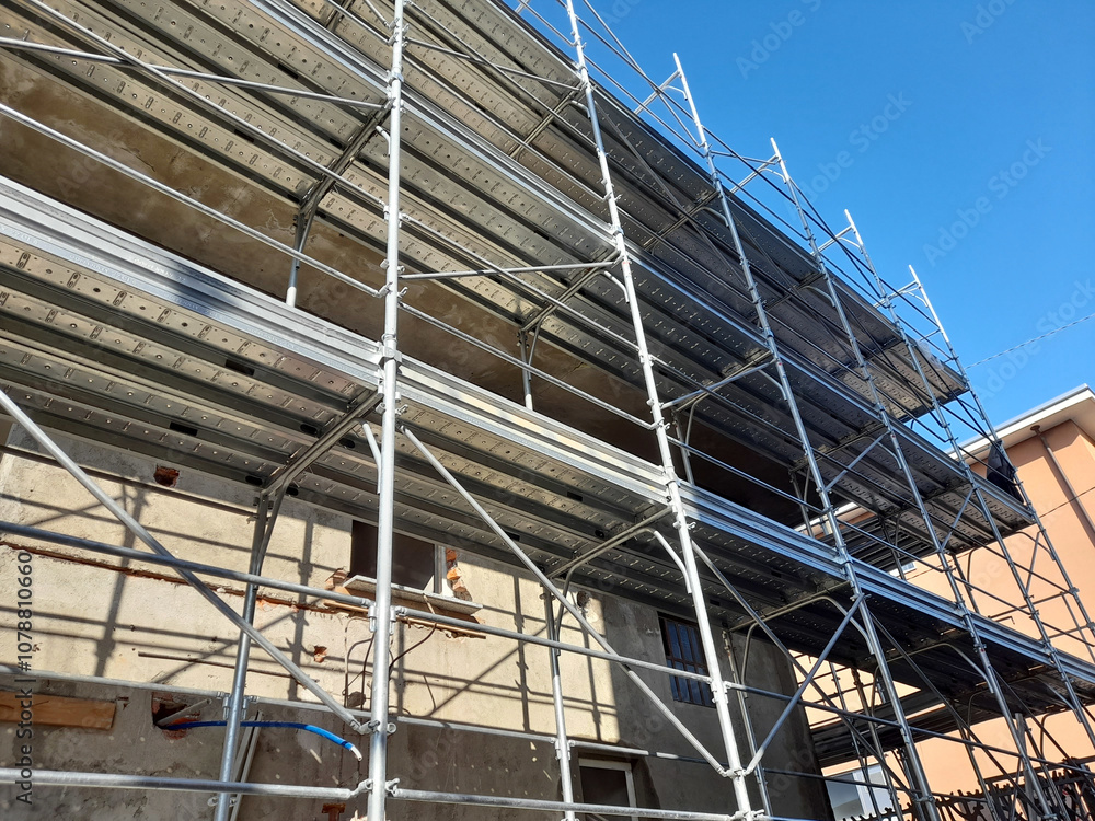 Lavori in corso nel cantiere edile - costruire Lavori in corso nel cantiere edile - costruire