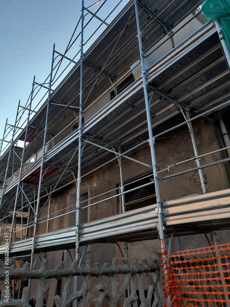 Lavori in corso nel cantiere edile - costruire Lavori in corso nel cantiere edile - costruire