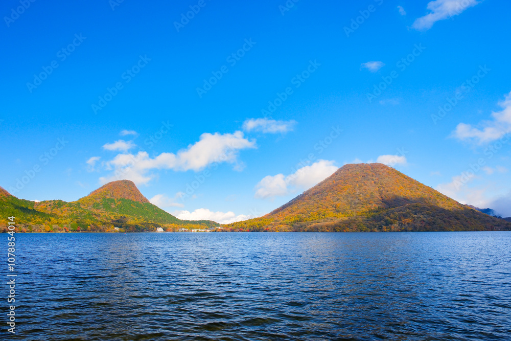 群馬県 紅葉に染まるの榛名山、榛名富士 群馬県 紅葉に染まるの榛名山、榛名富士