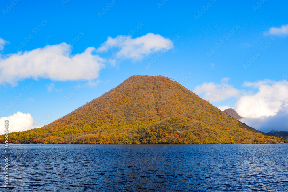群馬県 紅葉に染まるの榛名山、榛名富士 群馬県 紅葉に染まるの榛名山、榛名富士