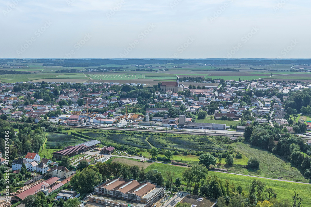 Fototapeta premium Die Stadt Osterhofen im Landkreis Deggendorf in Niederbayern von oben