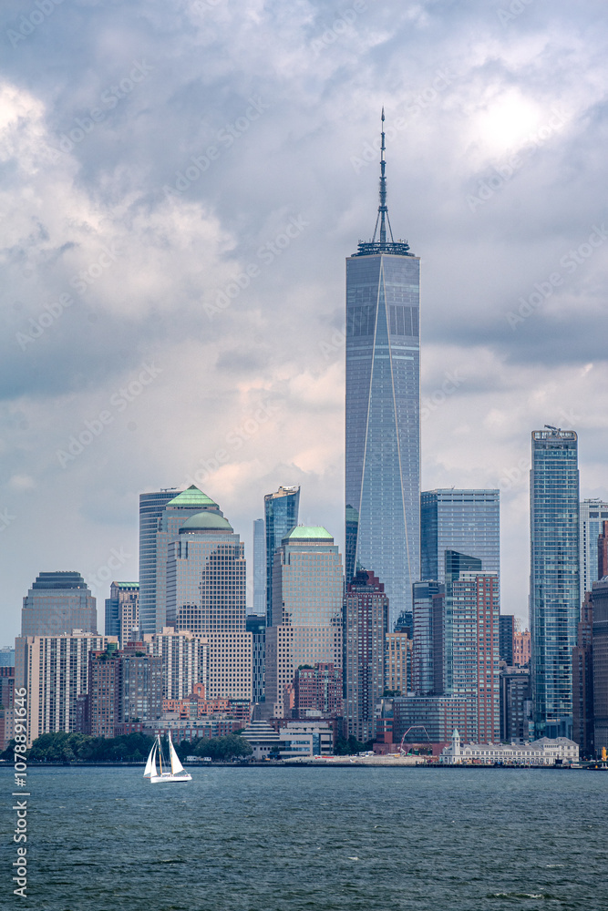 Obraz premium Manhattan skyline with a sail boat