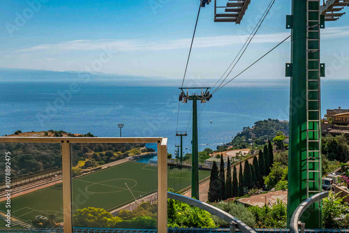 Bilde på lerret Téléphérique de Taormina avec vue sur la mer et un terrain de sport