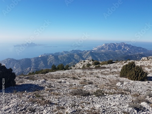 La Méditerranée et le parc national des Calanques vus depuis le mont Puget photo