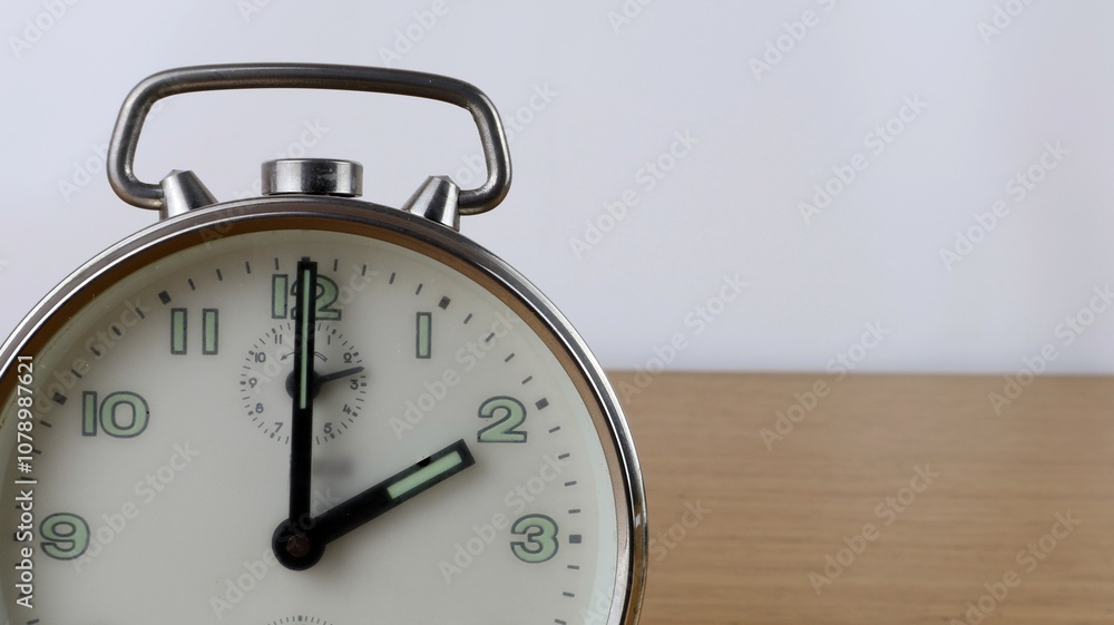 Le lancette dell'orologio segnano le ore 2 con sfondo semplice colore marrone legno e muro bianco Le lancette dell'orologio segnano le ore 2 con sfondo semplice colore marrone legno e muro bianco
