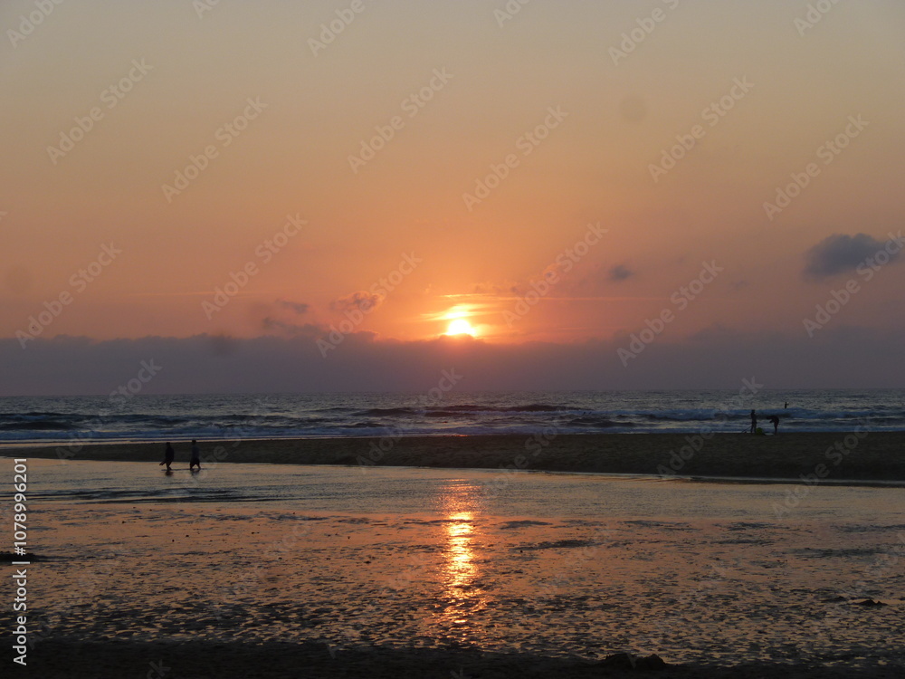 Naklejka premium Coucher de soleil sur l'océan Atlantique (Presqu'île du Cap Ferret)