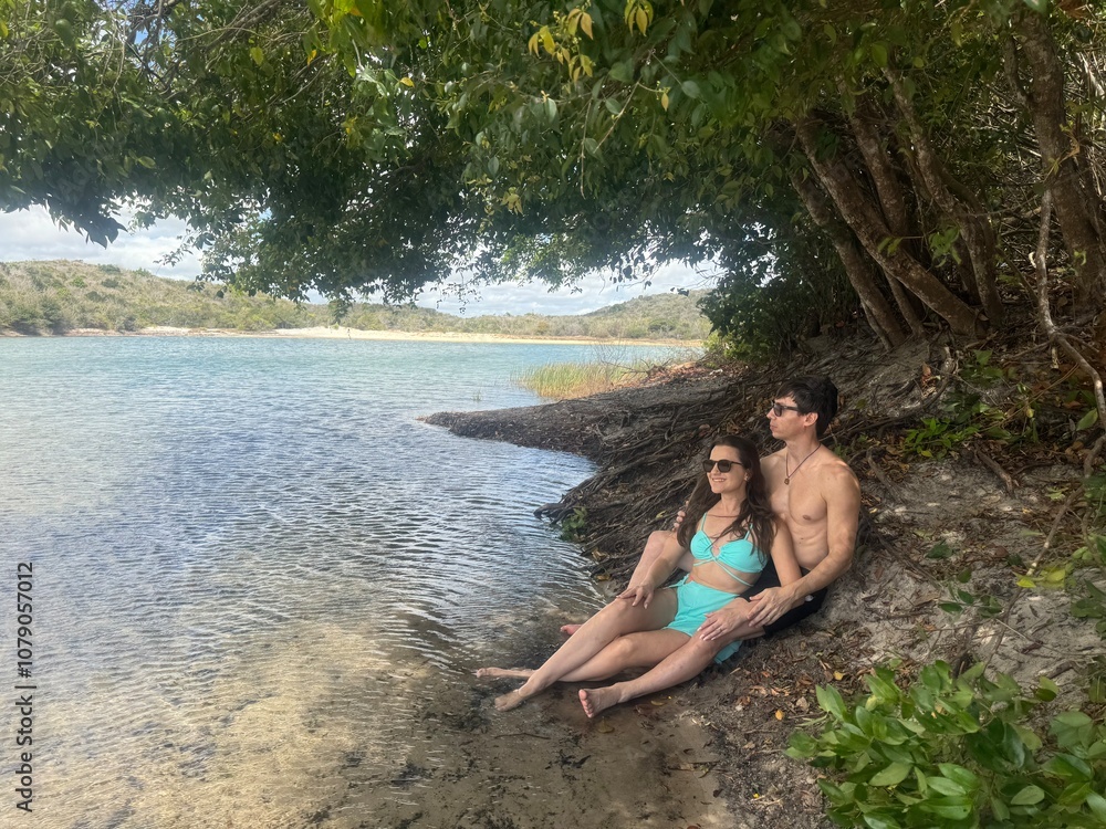 Fototapeta premium casal de férias de verão em lagoa