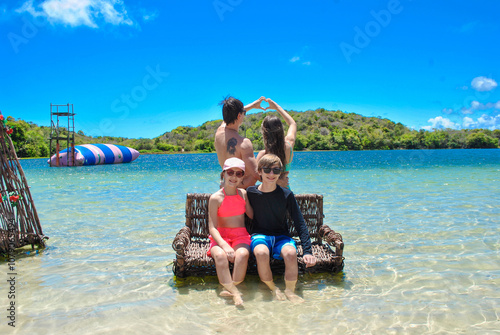 familia feliz de férias em linda lagoa no verão 