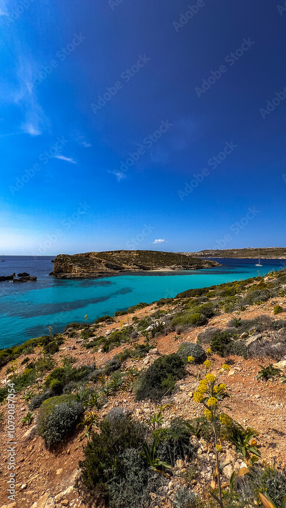Fototapeta premium Turqoise water at the blue lagoon near the rocky beach