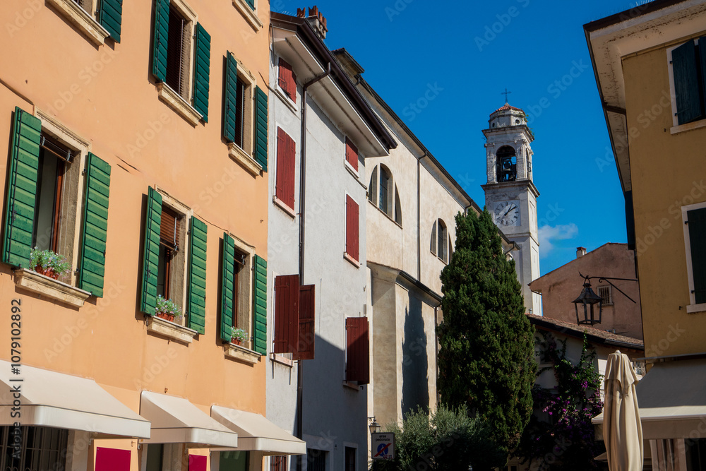 Blick von der Piazza Vittorio Emanuele in die Via Porta in der Altstadt von Lazise, Provinz Verona, Region Venetien, Italien Blick von der Piazza Vittorio Emanuele in die Via Porta in der Altstadt von Lazise, Provinz Verona, Region Venetien, Italien
