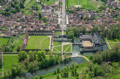 vue aérienne du château de Tanlay dans la Nièvre en France photo