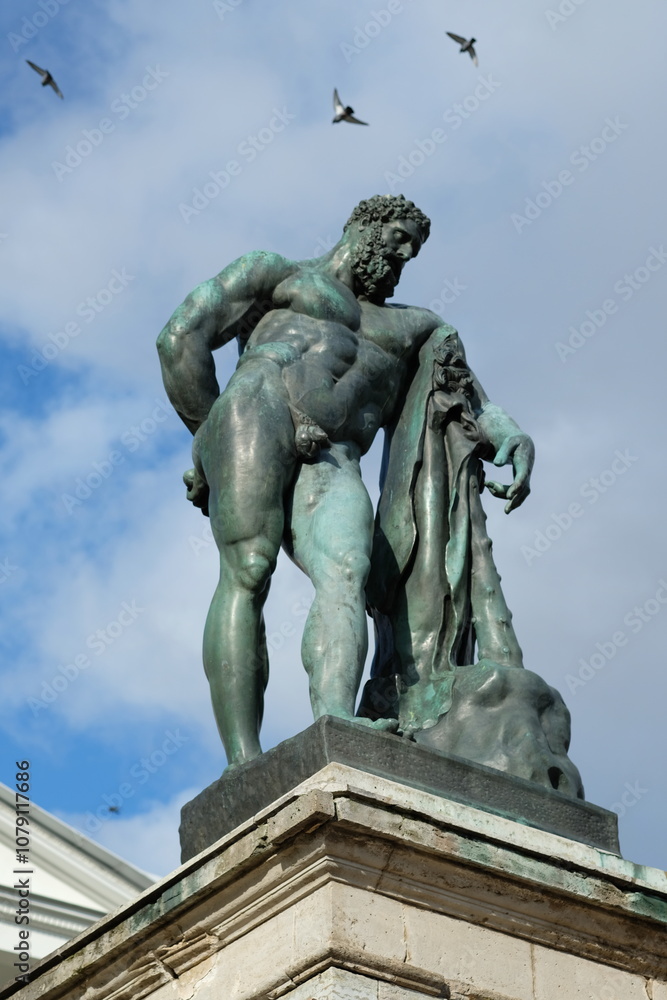 bronze statue of Hercules in Catherine Park (a copy of an ancient statue found in Rome) bronze statue of Hercules in Catherine Park (a copy of an ancient statue found in Rome)